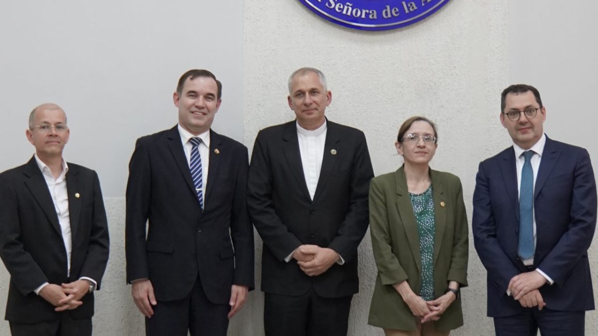 Rector UC recibe a embajador de Irlanda en Paraguay para explorar oportunidades de colaboración