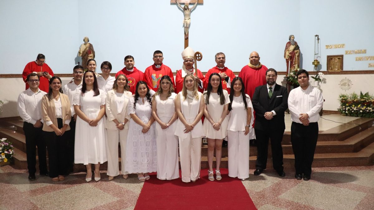 Estudiantes recibieron los Sacramentos de la Confirmación y Primera Comunión