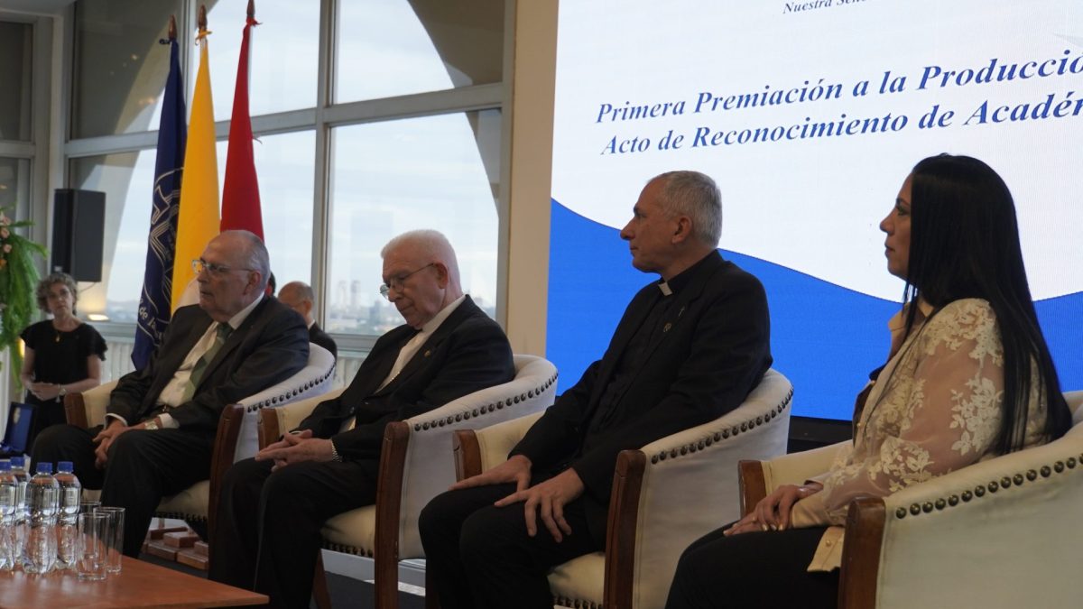 Emotivo homenaje a figuras destacadas de la UC por sus aportes académicos e institucionales