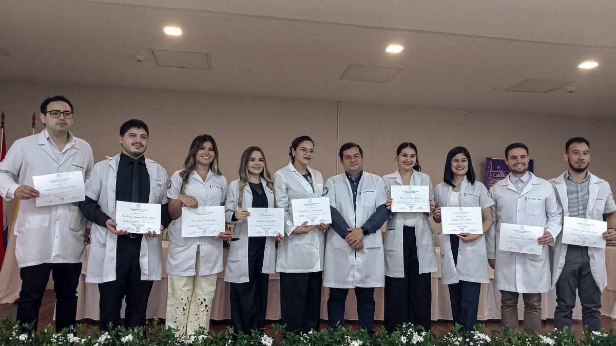 Universidad Católica celebra graduación de Especialidades Médicas en el IPS