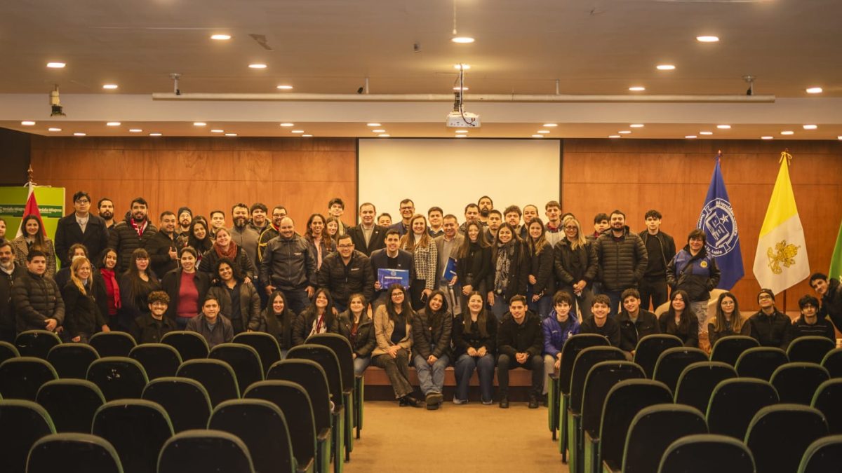 La Universidad Católica, Unidad Pedagógica Fernando de la Mora, realizó la conferencia «Ser Humano 2026: Tecnología, Crisis y Persona»