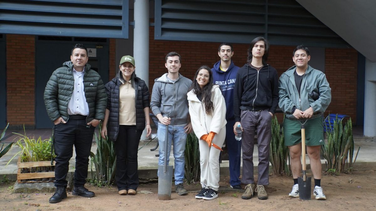 Estudiantes de la UC cultivaron 600 nuevos plantines al Campus Santa Librada