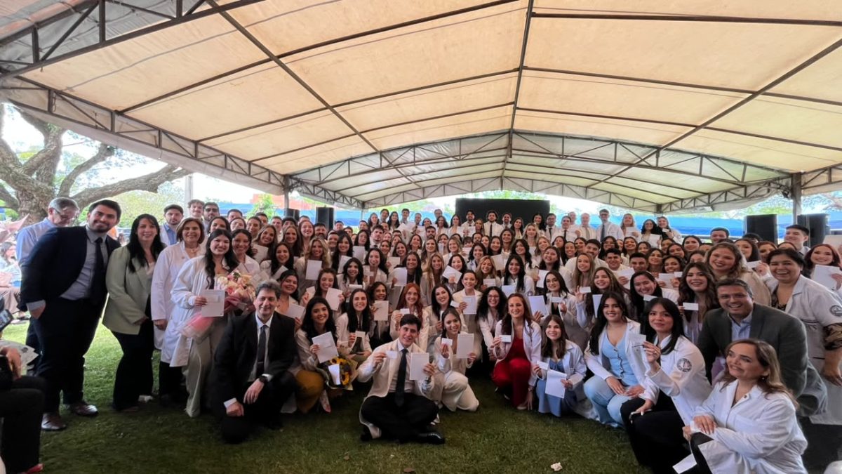 Estudiantes de Medicina recibieron sus recetarios en una jornada cargada de emoción