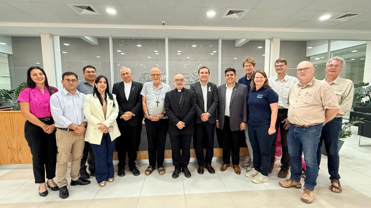 Autoridades de la Universidad Católica se reúnen en Neuland para evaluar la apertura de una sede